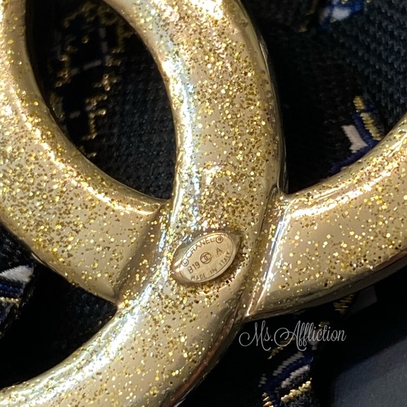 CHANEL Authentic XL Quilted *RARE* Gold Crystal Strass Brooch NWT - Picture 8 of 8